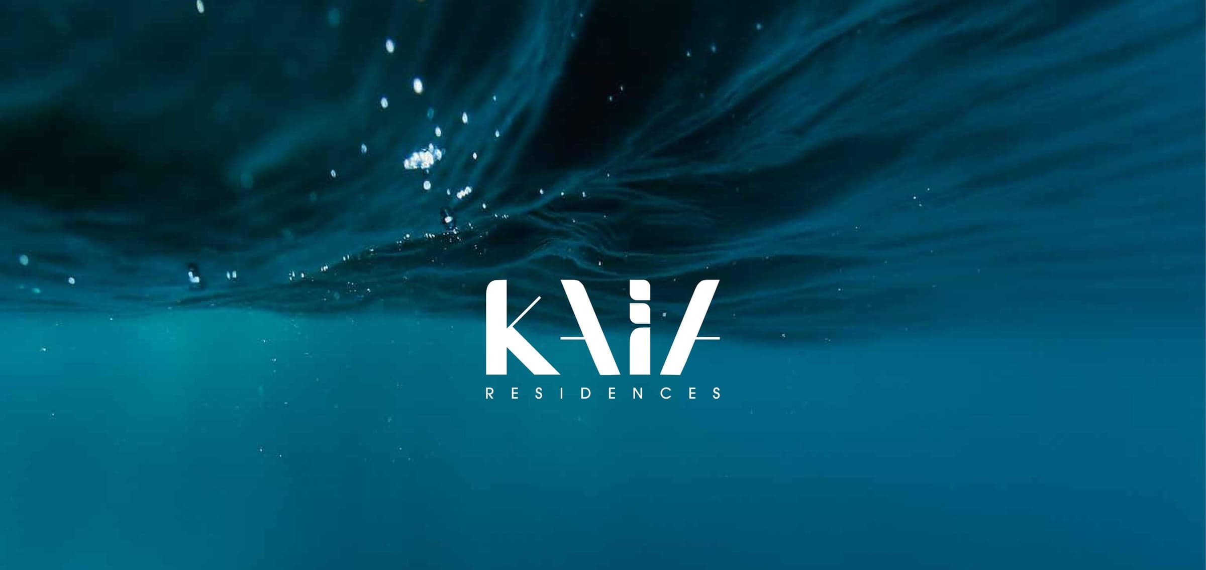 Logo projekta Kaia Residences developera Amwaj Development na Dubai Islands, preko podvodne fotografije mora
