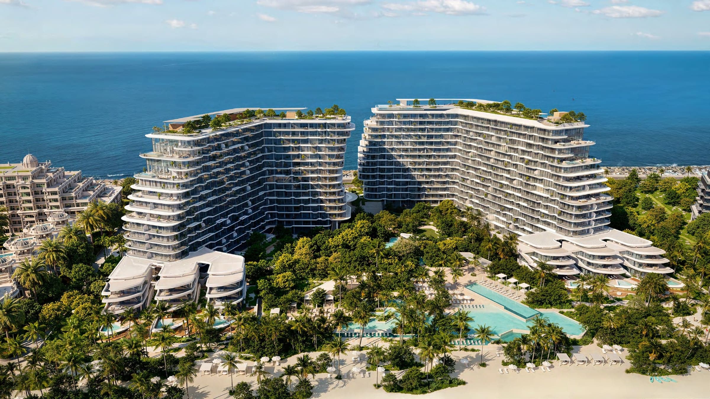 Kule Avita i Bella projekta Passo iz vazduha, sa bazenima među zelenilom i plažom, a iza njih more (vizuelizacija)