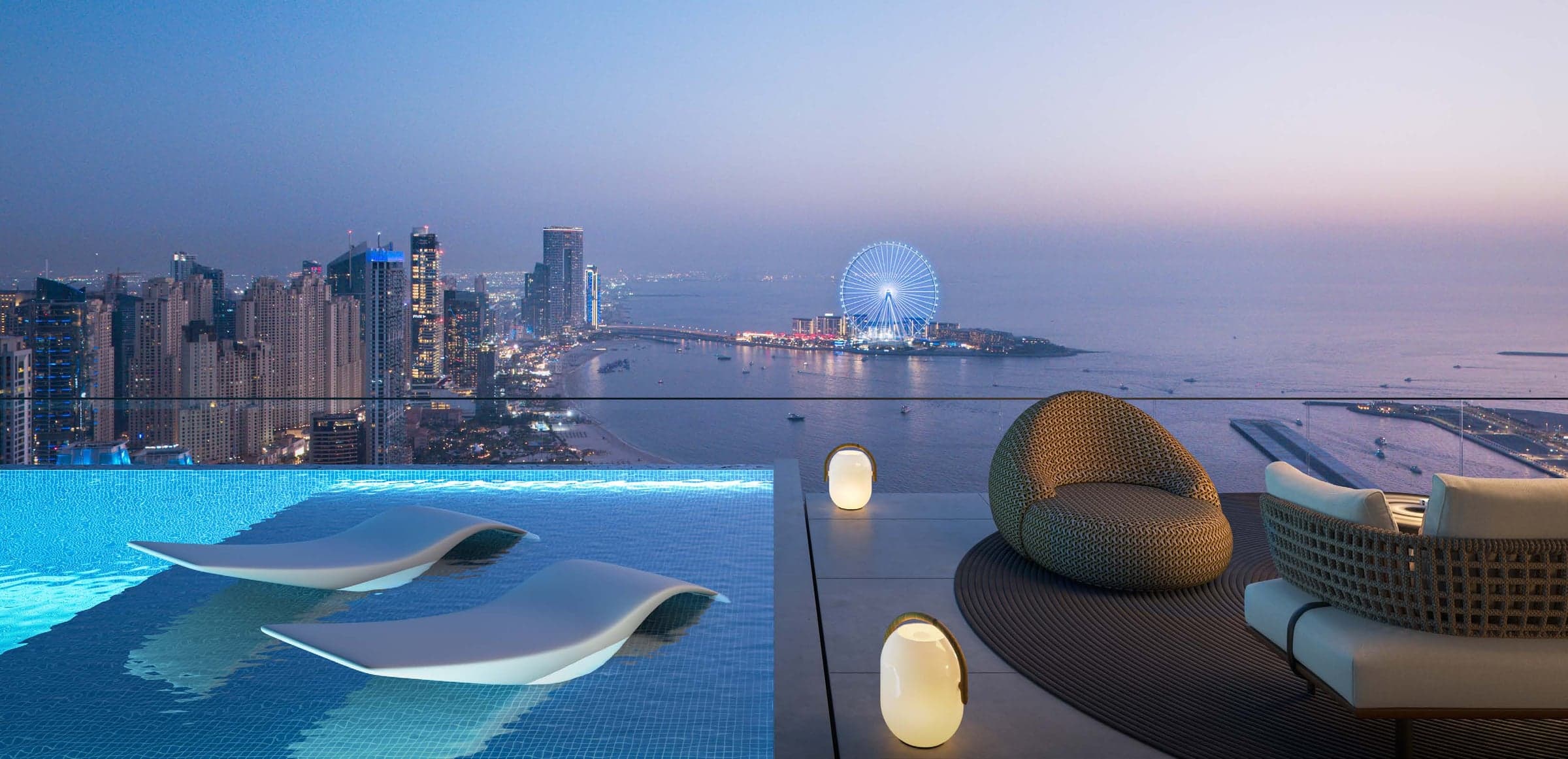 Privatni bazen na terasi u W Residences, sa pogledom na Dubai Marinu i Ain Dubai u sumrak (vizuelizacija)